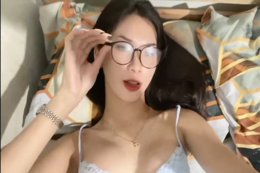 sex lanxinh yêu Tay em đang bận vịn mà anh cứ bắt cầm máy quay